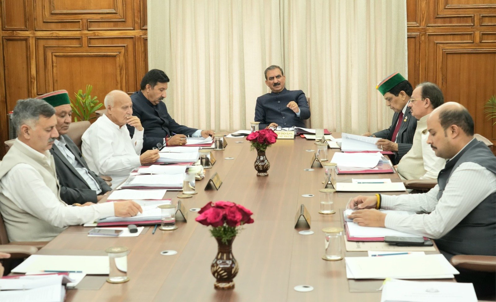 Breaking: राज्यपाल के लिए 95 लाख रुपये की मर्सिडीज बेंज गाड़ी खरीदने की कैबिनेट ने दी मंजूरी