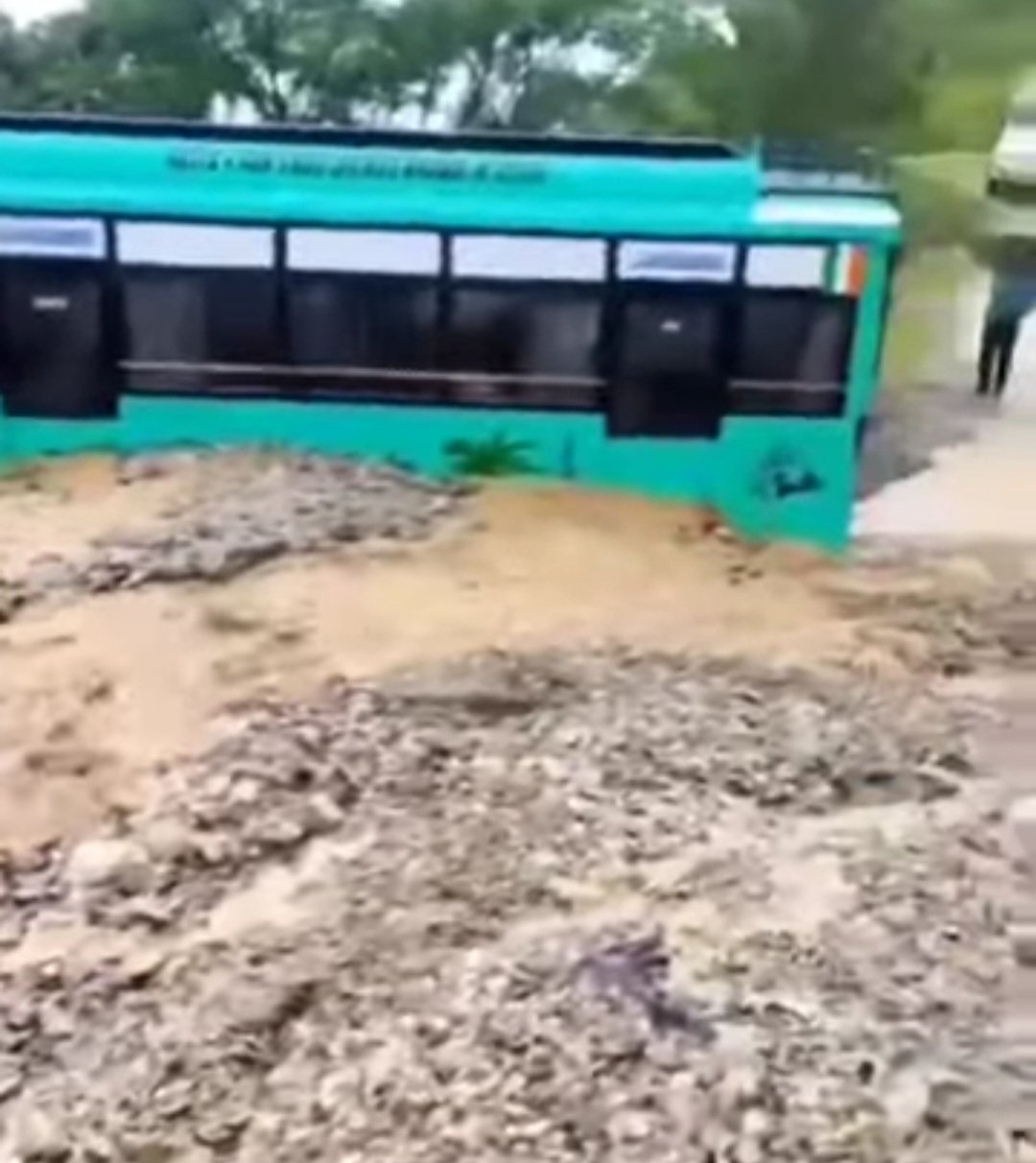 श्रीरेणुकाजी संगड़ाह-चढ़ाना सड़क पर कादियाना नाले में सवारियों से भरी बस मलबे में दबी, यात्रियों में मची अफरा-तफरी
