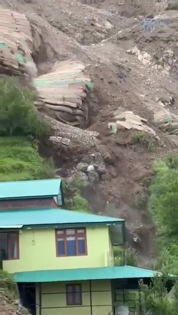 Breaking: शिमला में फिर भूस्खलन कई मकानों को खतरा पैदा