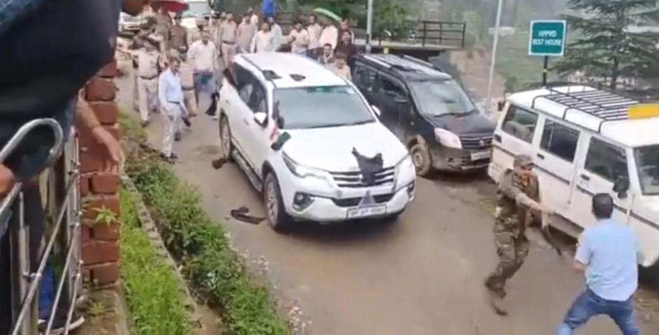 Breaking:थुनाग में मंत्री जगत नेगी की गाड़ी पर बरसाए काले झंडे और जूते,जानें क्यों