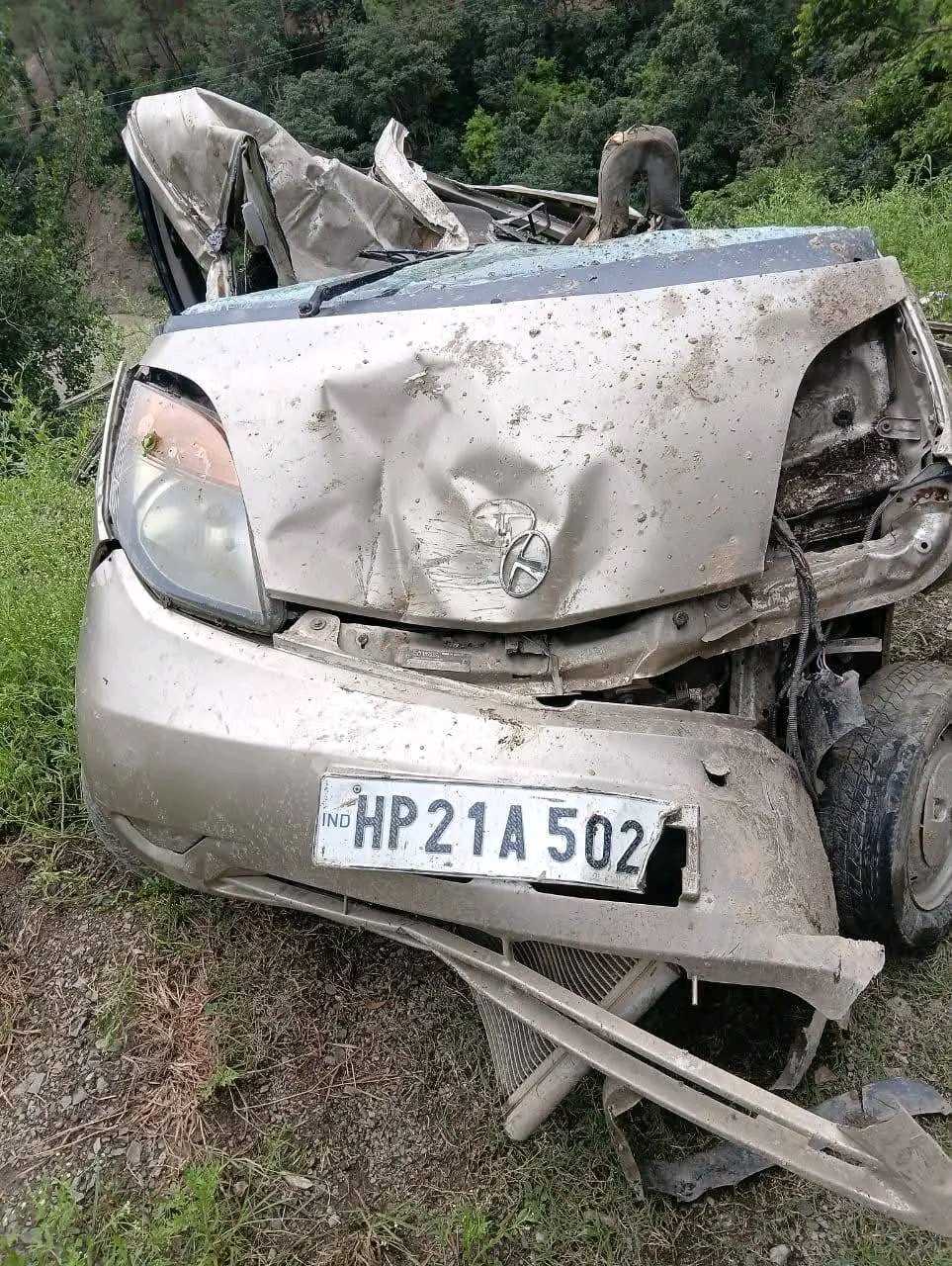 धामी के गलू दाड़गी में कार पर गिरा पत्थर एक की मौत 2 घायल