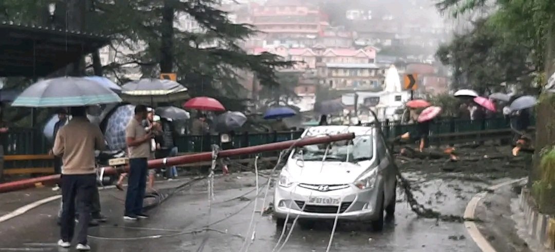शिमला में बारिश का कहर, कहीं बिजली का खंबा गिरा कार पर तो कहीं लैंडस्लाइड की चपेट में आई गाड़ियां