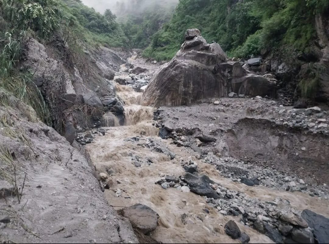 रामपुर तकलेच के दरशाल नाले में फटा बादल,नदी किनारे घरों में घुसा पानी