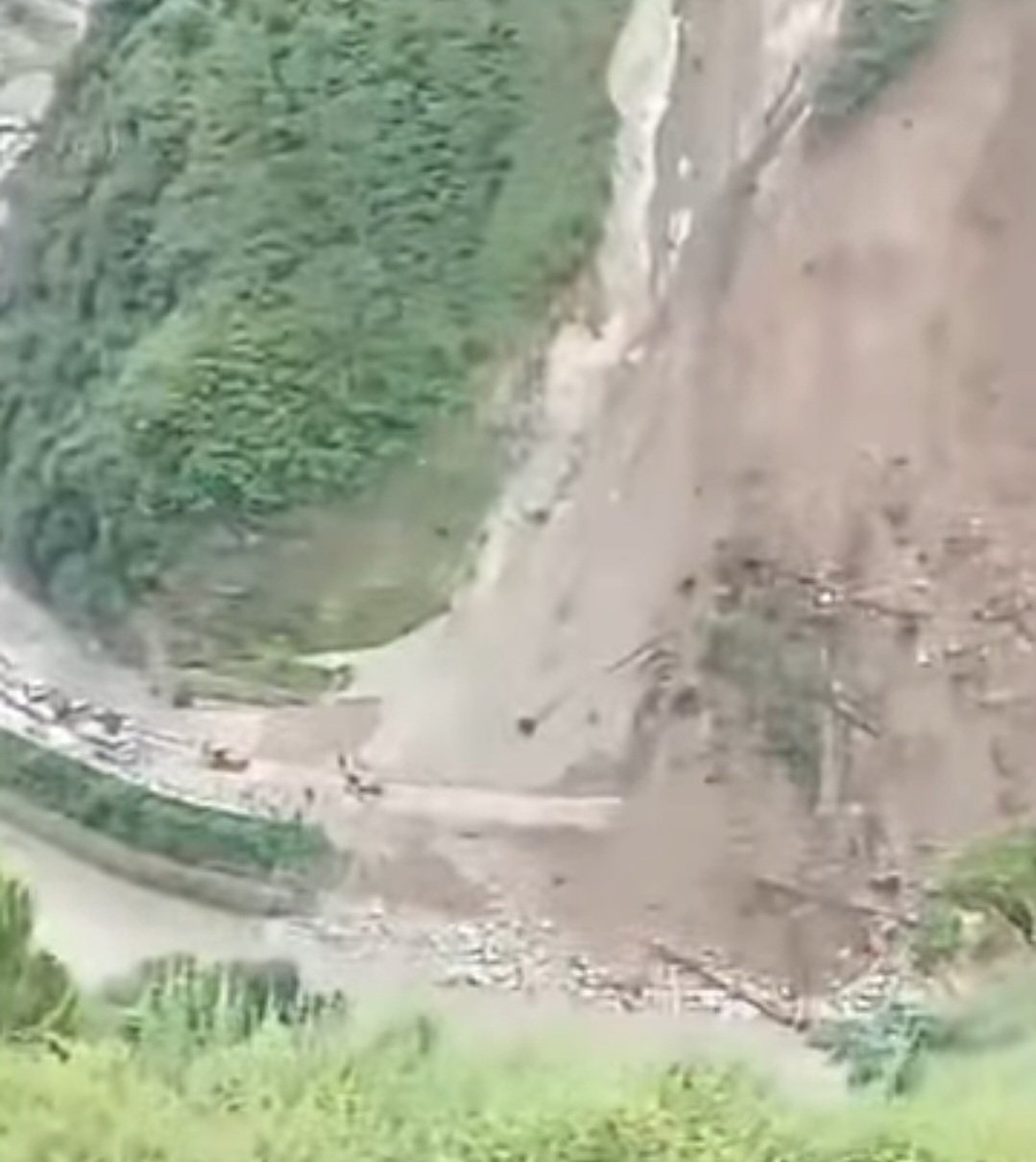 Breaking: मंडी-बनाला भूस्खलन को लेकर अफवाहें न फैलाएं, मलबे में किसी के दबने का अभी साक्ष्य नहीं: DC