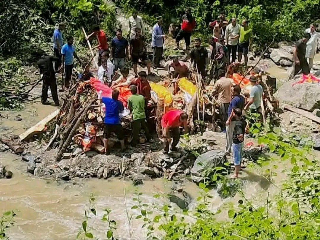 निरमंड के शमारनी में एक साथ जलीं परिवार के पांच सदस्यों की चिताएं,गमगीन हुआ क्षेत्र