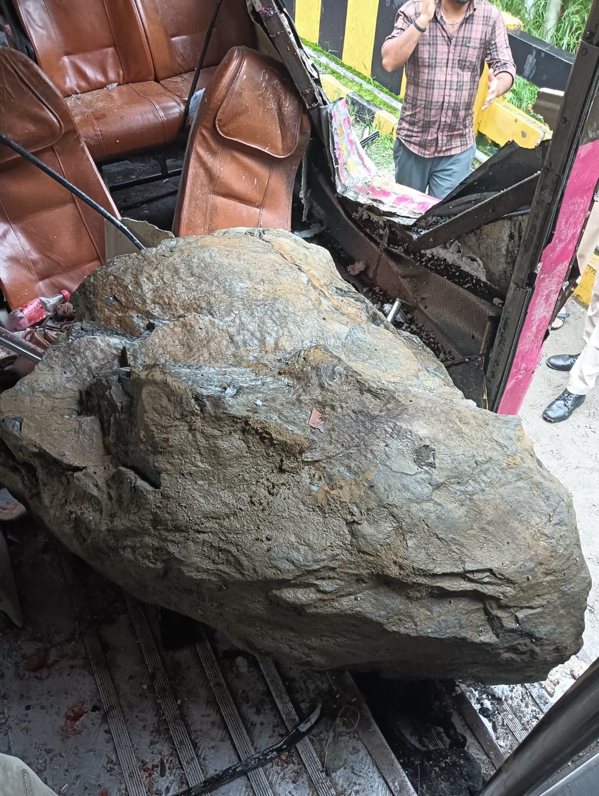 Breaking: रामपुर बीथल कालीमिट्टी के पास निजी बस पर गिरी चट्टानें 2 की मौत 15 घायल: