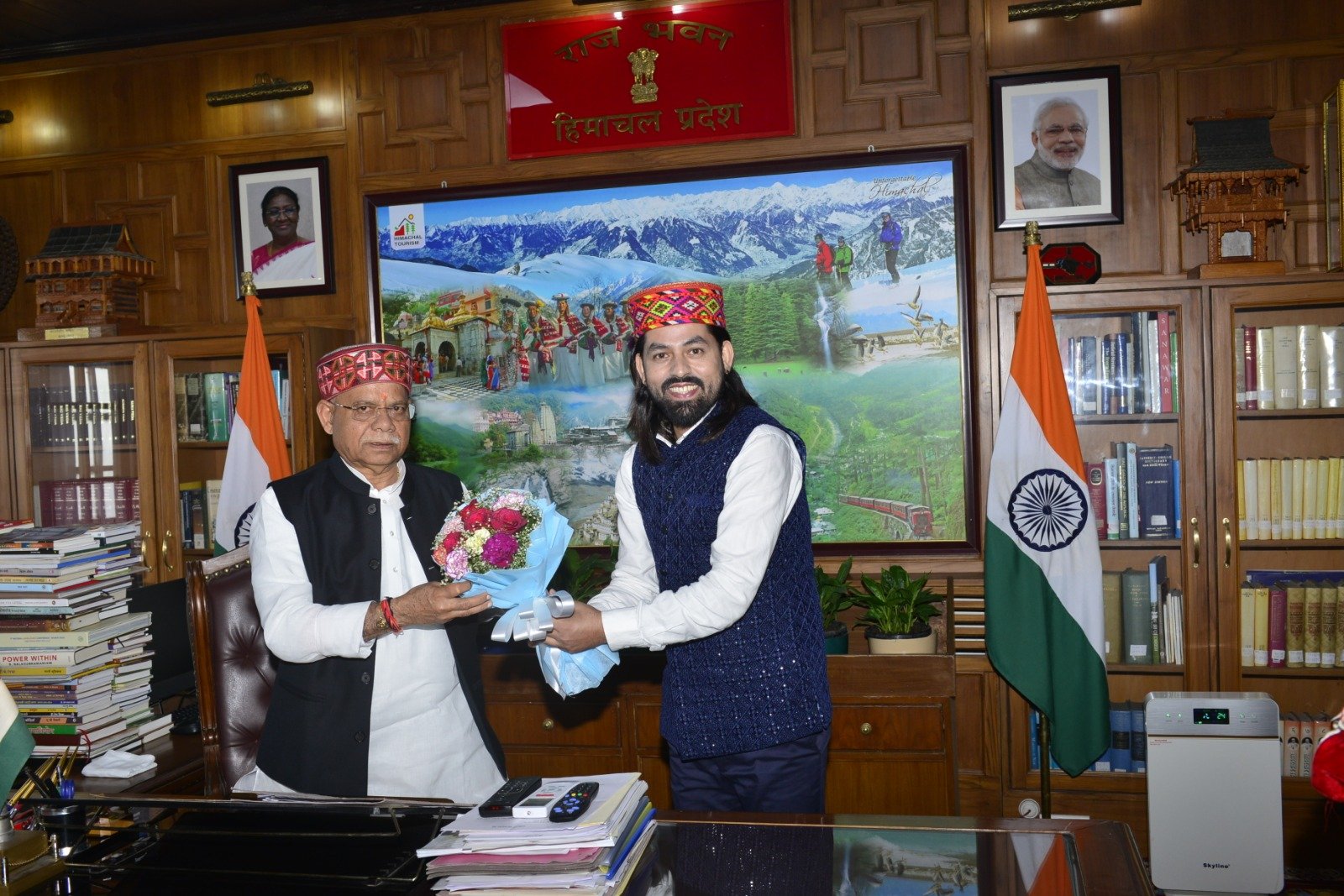 Breaking: संस्कृति को सहेजने में लोक गायक इंद्रजीत का अहम योगदान राज्यपाल से की भेंट