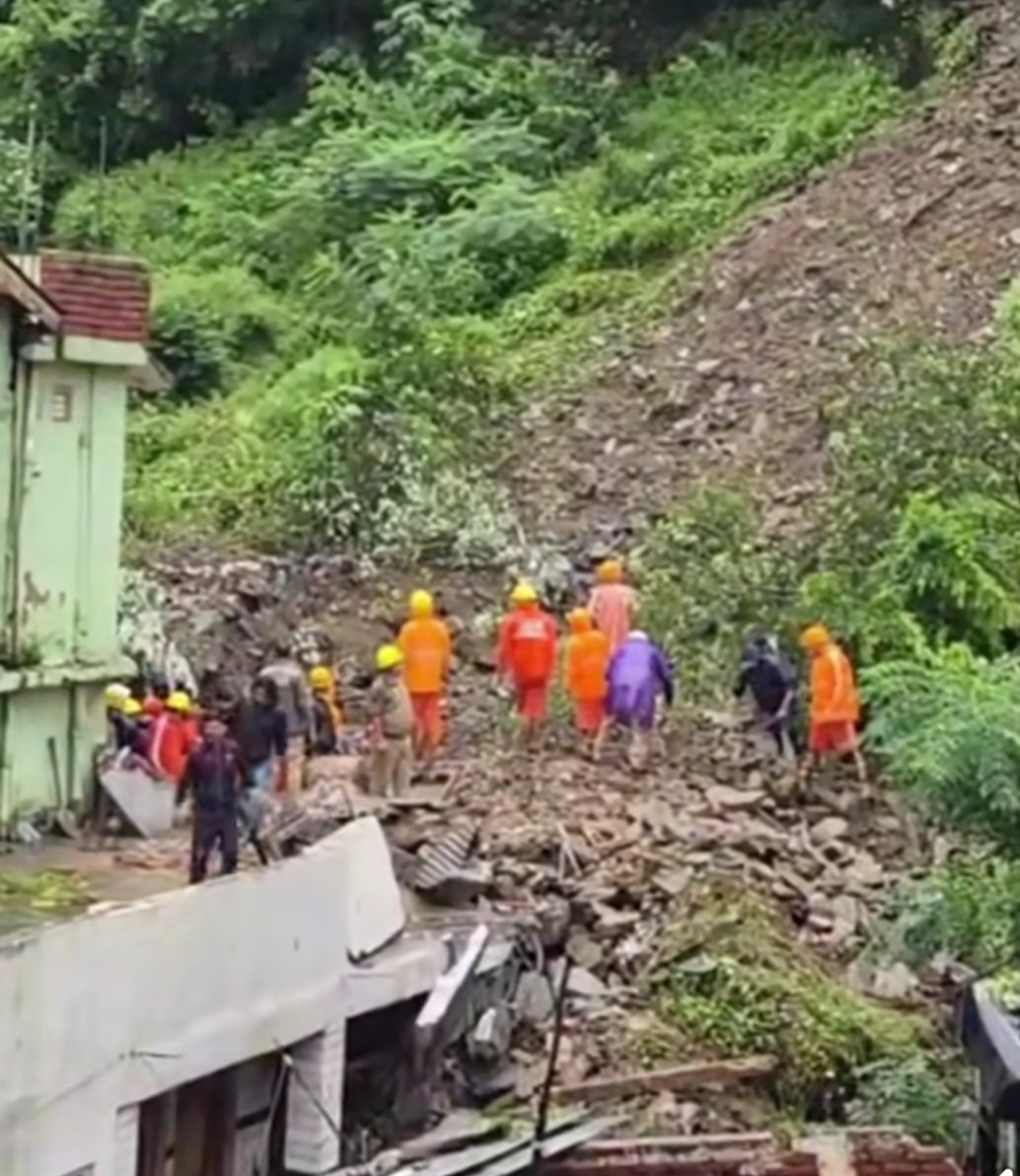 कुल्लू अखाड़ा बाज़ार में हुए भूस्खलन के नीचे से 5 शव बरामद 2 की तलाश जारी