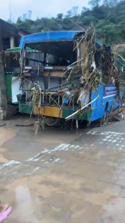 Breaking: मंडी धर्मपुर में भारी बारिश ने मचाई तबाही 20 HRTC बसें डूबीं,10 गाड़ियां बही कई लोग लापता