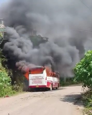 Breaking: बद्दी में कंपनी की बस में लगी आग बाल बाल बचे कर्मचारी
