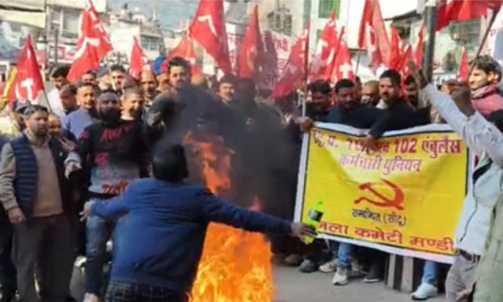 Breaking: मंडी में एम्बुलेंस कर्मी ने पुतला दहन करते आत्मदाह का किया प्रयास,बाल बाल बचा