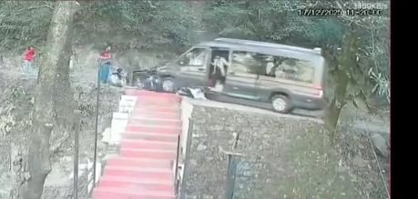 Breaking: डल्हौजी में पर्यटकों से भरी ट्रैवलर लुढ़की यात्रियों ने छलांग मारकर बचाई अपनी जान