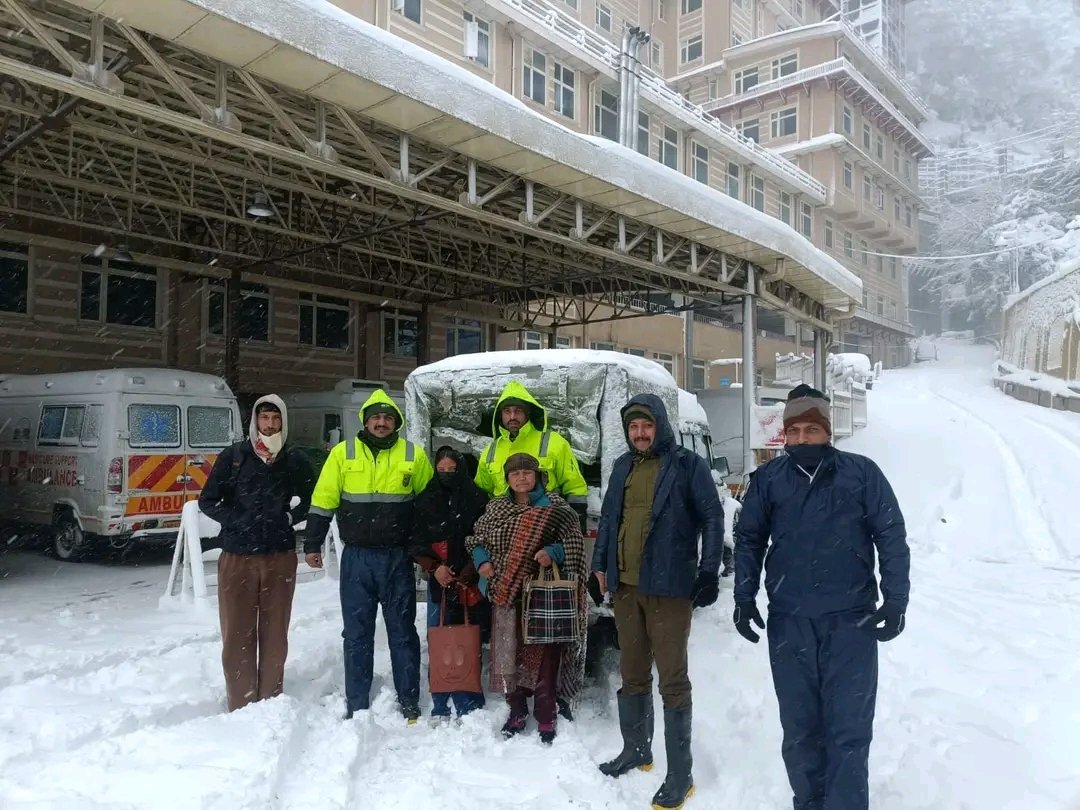 Breaking: भारी बर्फबारी में फंसे 44 पर्यटकों और मरीजों को शिमला ने किया रेस्क्यू