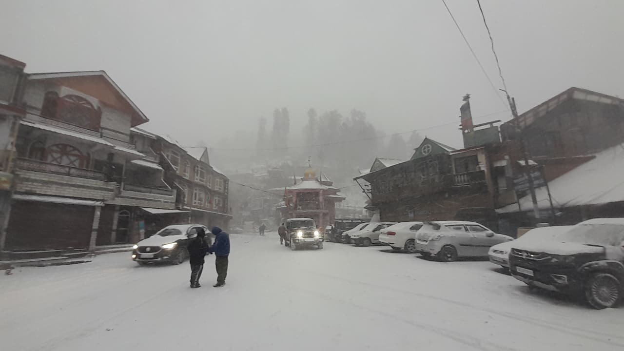 Breaking: ताजा हिमपात के बाद राज्य में जनजीवन अस्त व्यस्त 2 NH समेत 563 सड़कें बंद, आधा हिमाचल में ब्लैक ऑउट