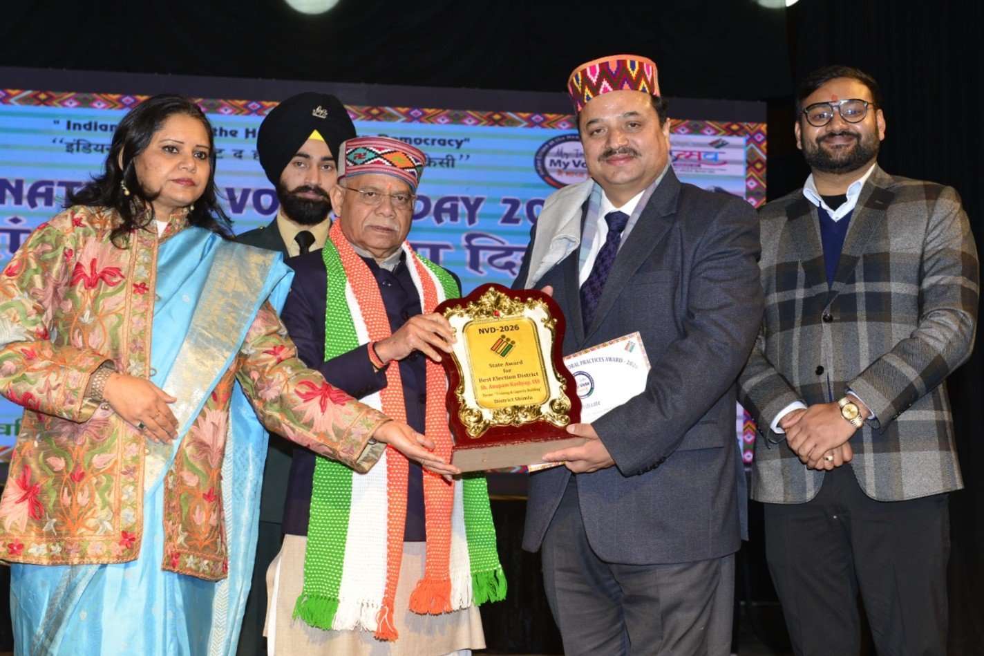 राष्ट्रीय मतदाता दिवस पर राज्यपाल ने उपायुक्त शिमला को किया सम्मानित