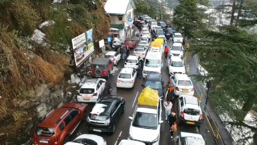 Breaking: बर्फ़बारी के दीदार के लिए शिमला में उमड़ी पर्यटकों की भीड़ लगा लंबा जाम