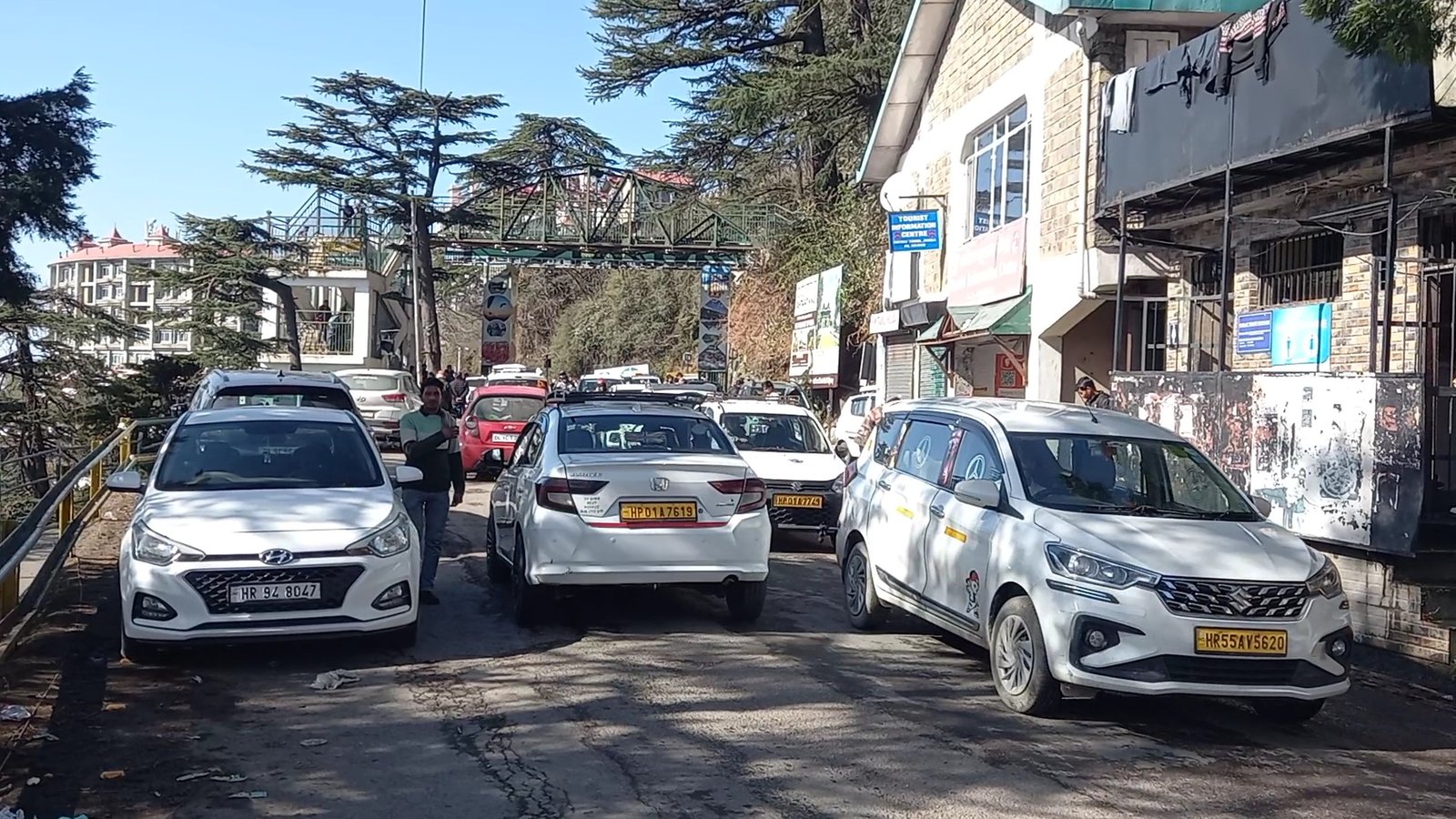 शिमला में बर्फ देखने उमड़े सैलानी, लगा 20 किलोमीटर लंबा जाम